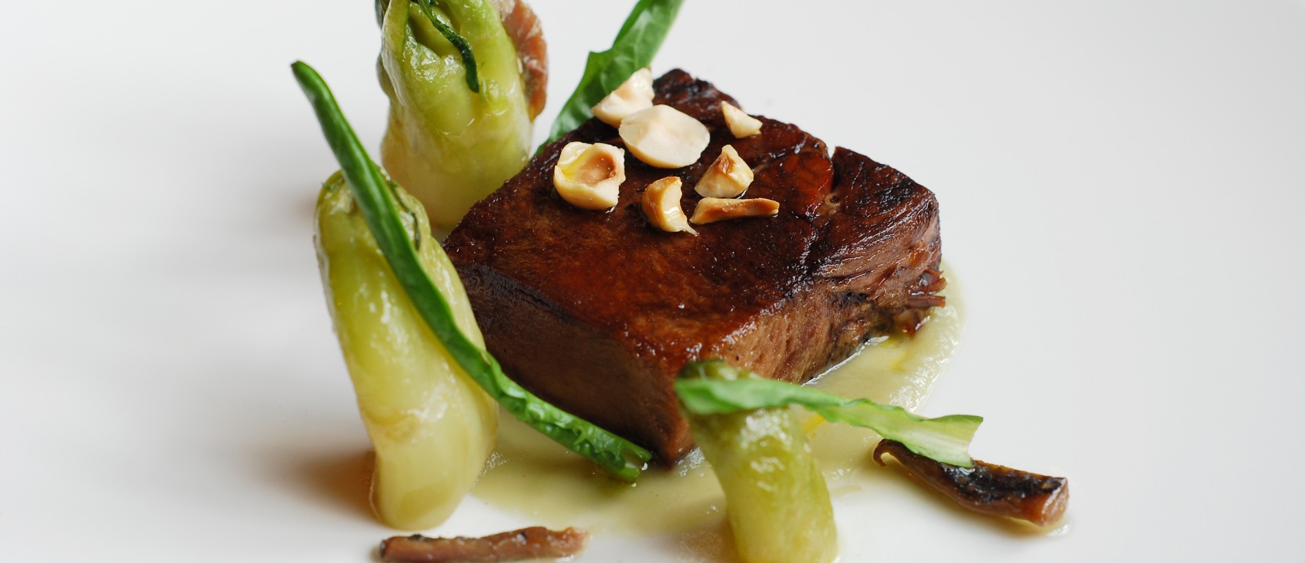 Lingua di vitello piemontese cotta a bassa temperatura, puntarelle e